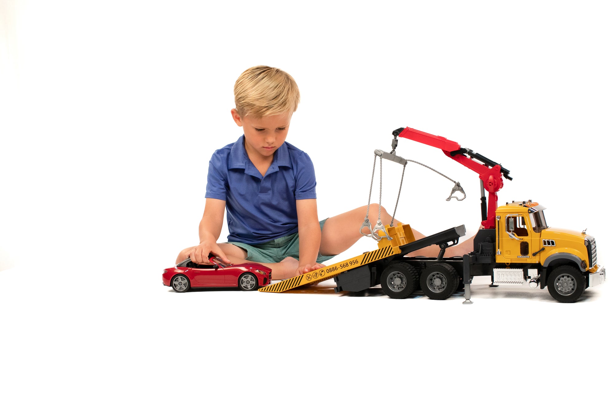 Bruder MACK Granite Tow Truck with Roadster Bruder MACK Granite Tow Truck with Roadster