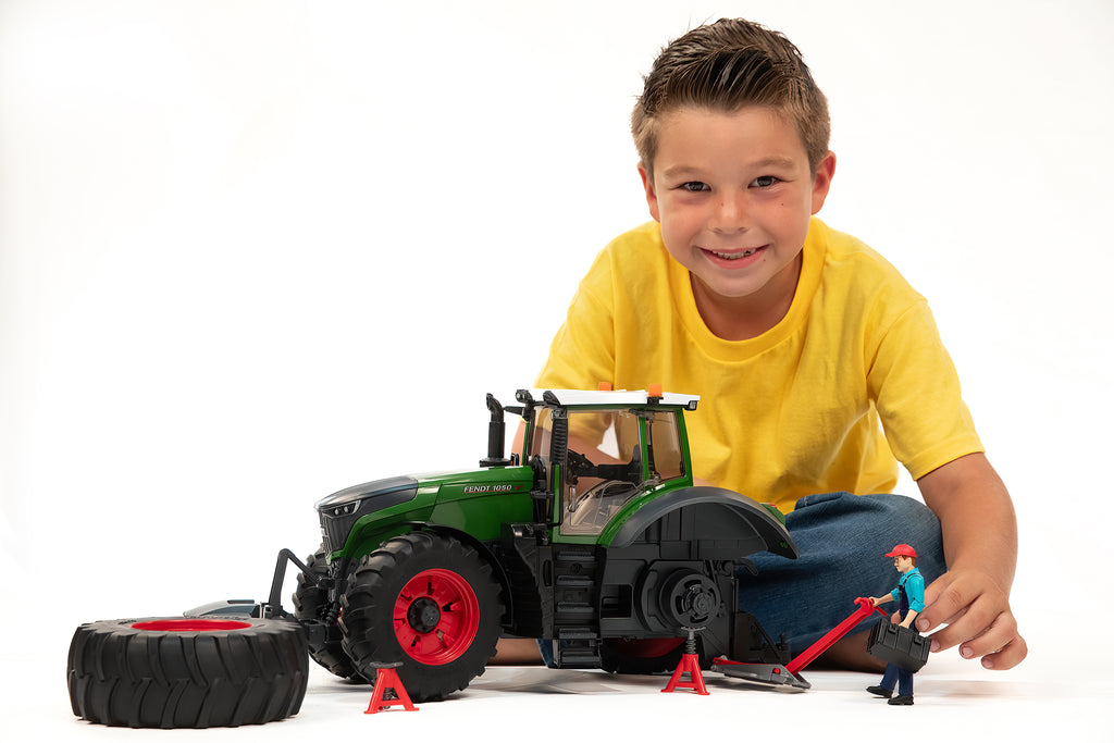Bruder 04041 Fendt 1050 Vario with Mechanic and Workshop Equipment 18.10.10