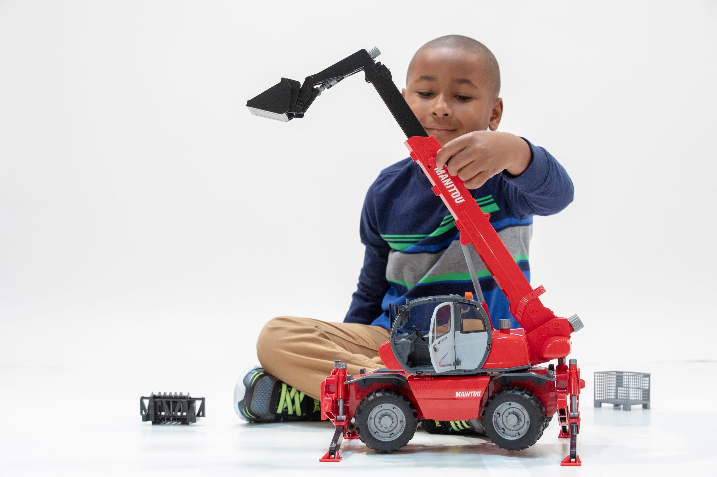 Manitou Telescopic forklift MRT 2150 with accessories – Bruder