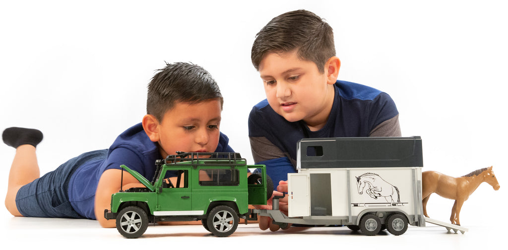 Bruder 02592 Land Rover Defender with Horse Trailer and Horse 26.10.10