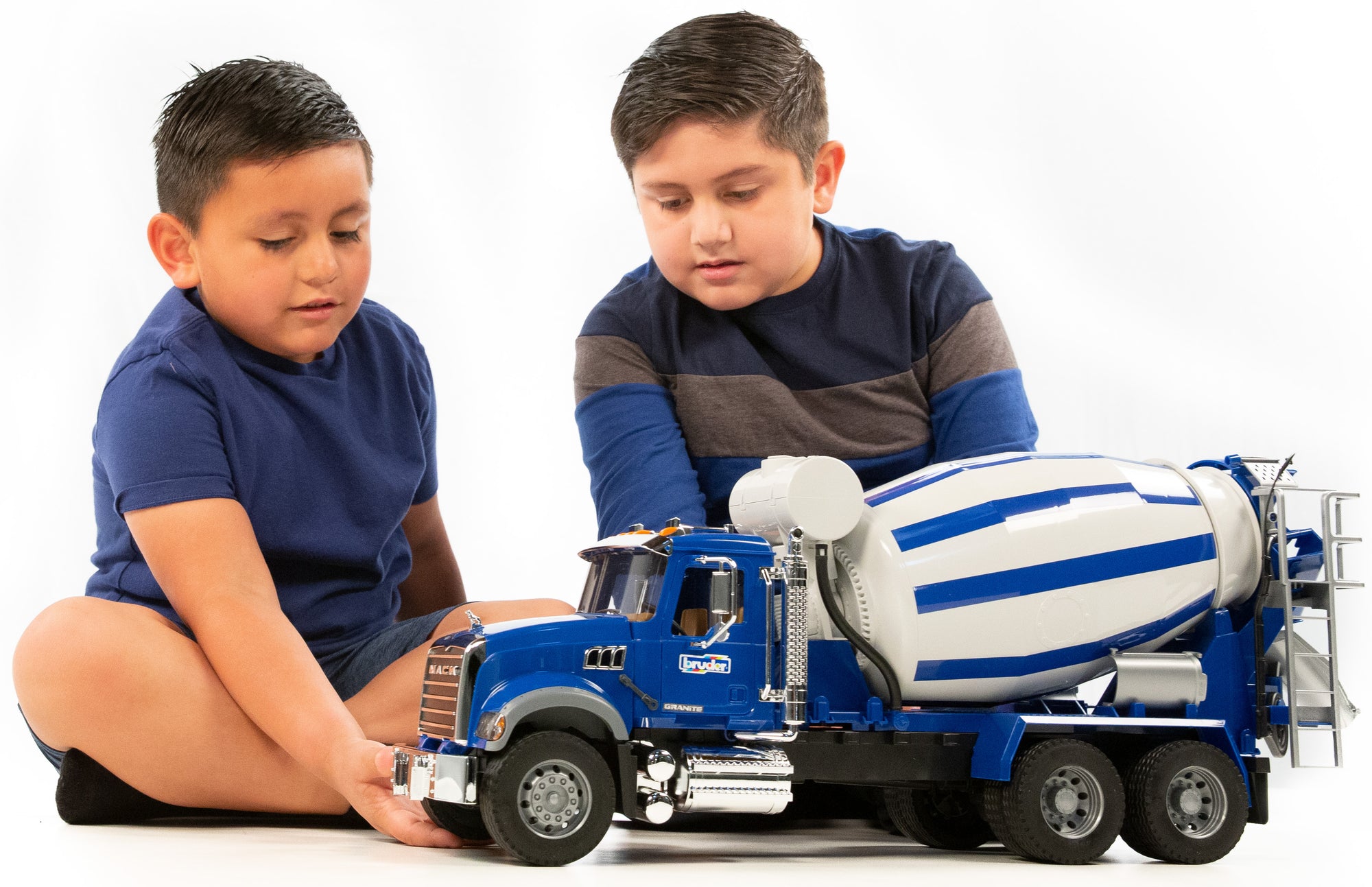 Bruder 02814 Mack Granite Concrete Mixer Truck 28.12.10